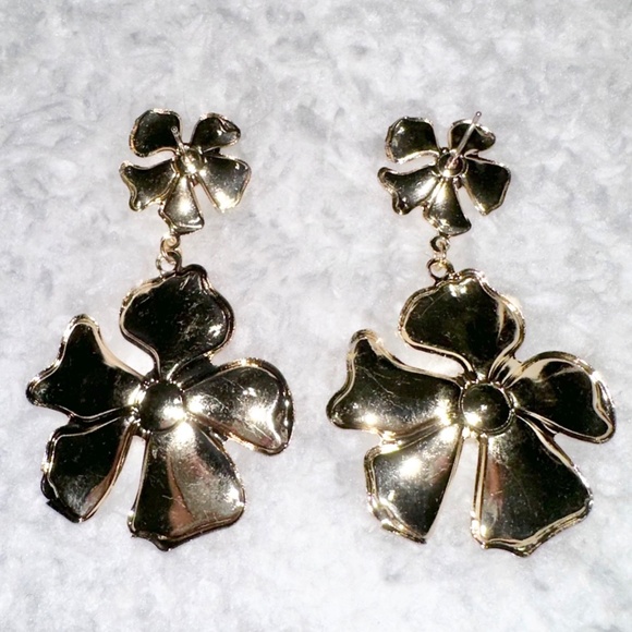 White Enamel & Gold-toned Dogwood Flower Statement Dangle Drop Earrings - Picture 3 of 3